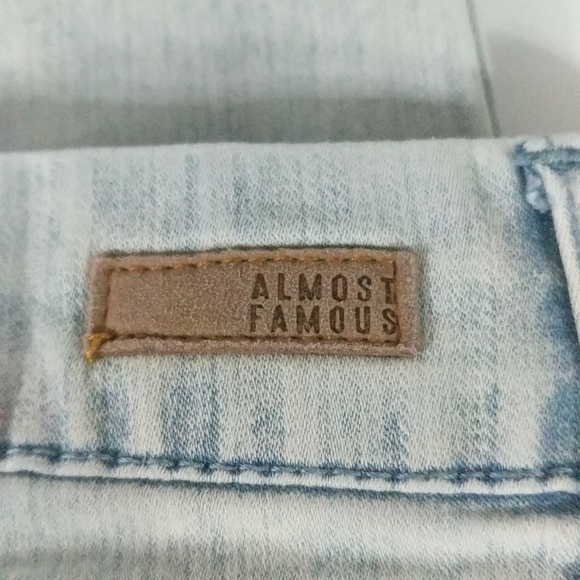 Almost Famous Light Wash Jegging Skinny Jeans - size 5 - Picture 7 of 7